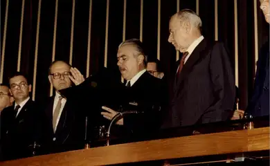 José Sarney faz o juramento ao tomar posse no dia 15 de março de 1985
