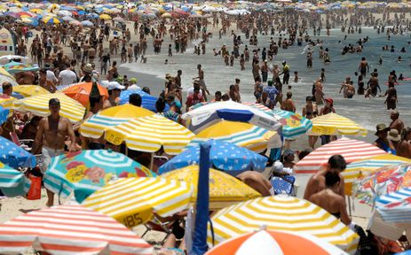 Rio de Janeiro - Praia de Copacabana no primeiro final de semana do verão no Rio de Janeiro(Fernando Frazão/Agencia Brasil)