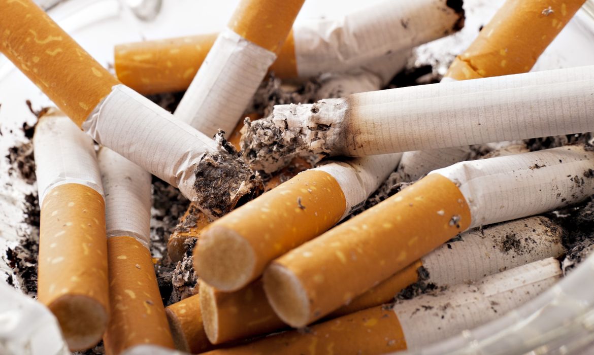 Consumo mundial de tabaco cai, informa relatório da OMS. Cigarro, fumaça, tabaco, fumo. Foto: AbsolutVision/Pixabay