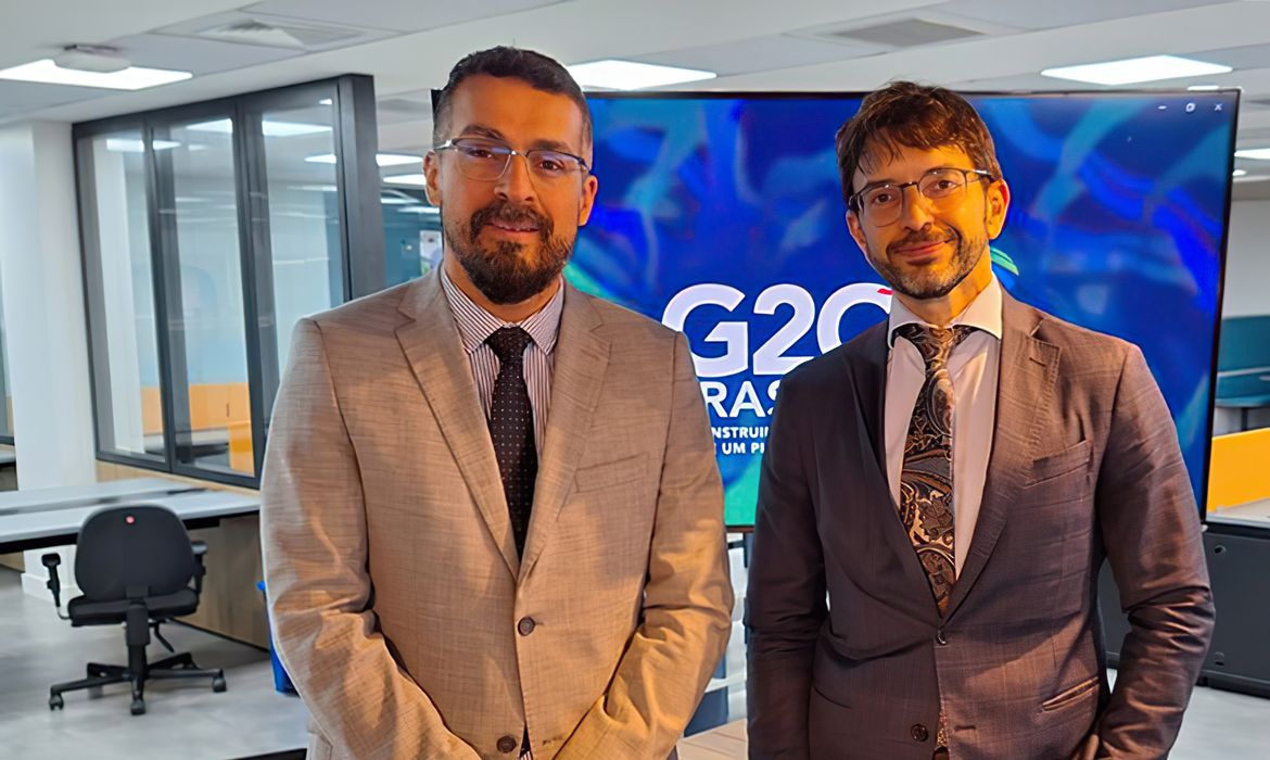 Saulo Ceolin (MRE), à esq., e Renato Godinho (MDS) fazem balanço de primeira reunião da Força-Tarefa do G20. Foto: MDS/Gov