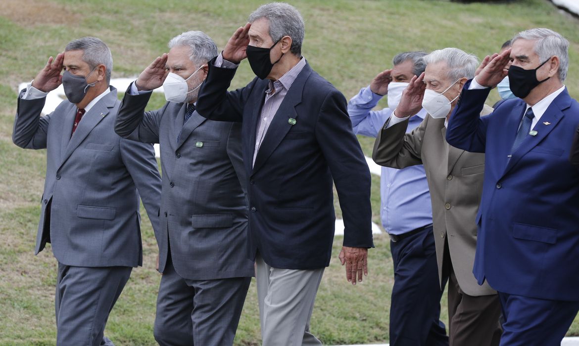 O ministro da Defesa, general Braga Netto, desfila com veteranos na celebração dos 100 anos da Escola de Educação Física do Exército (EsEFEx), na Urca.