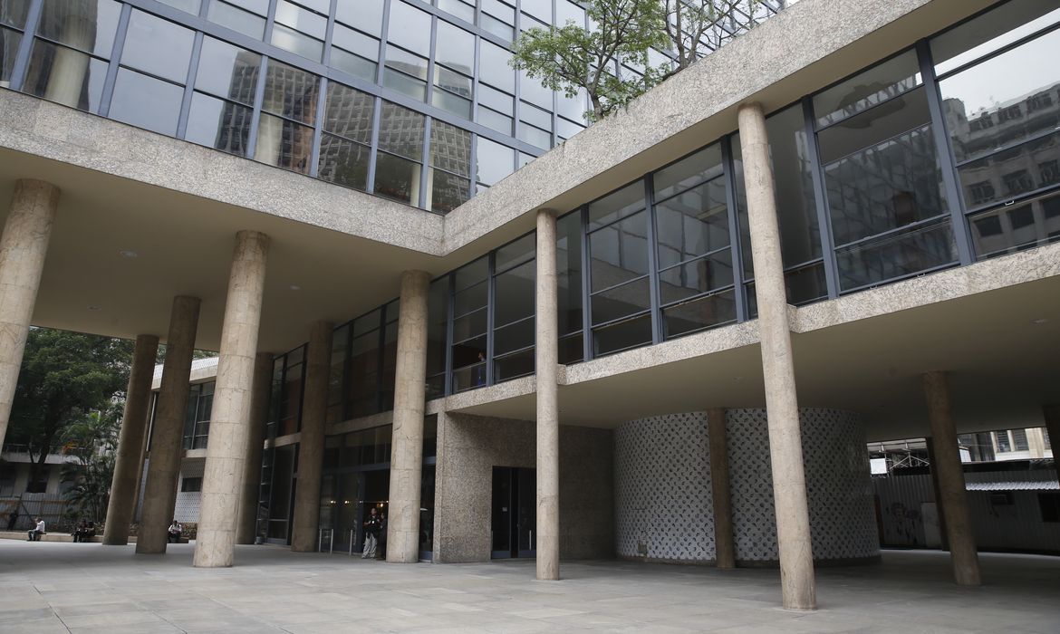 O Palácio Gustavo Capanema, no centro do Rio, tem suas fachadas restauradas.
