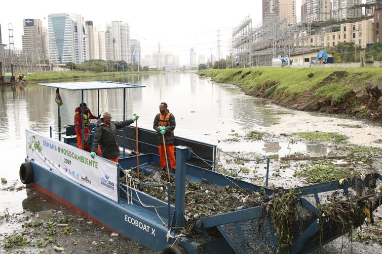 Testes com dois barcos coletores de resíduos flutuantes, os chamados Ecoboats, no rio Pinheiros, em São Pauo.