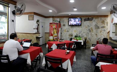 Homem usa laptop em restaurante de São Paulo
20/10/2017
REUTERS/Paulo Whitaker