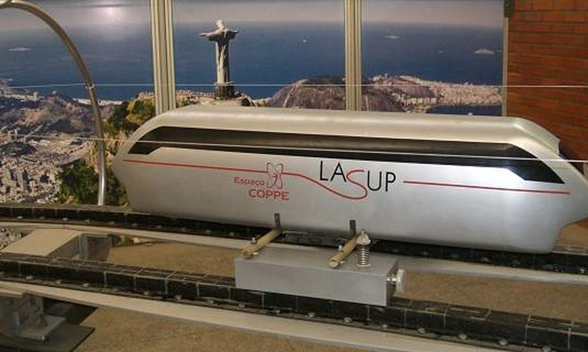O trem de levitação magnética possui uma eficiência energética quase 20 vintes maior do que a de um ônibus a diesel. 