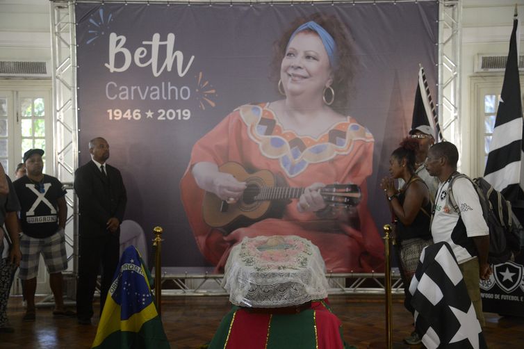 Velório do corpo da cantora Beth Carvalho no salão nobre da sede do clube Botafogo de Futebol e Regatas, time do qual Beth era torcedora.