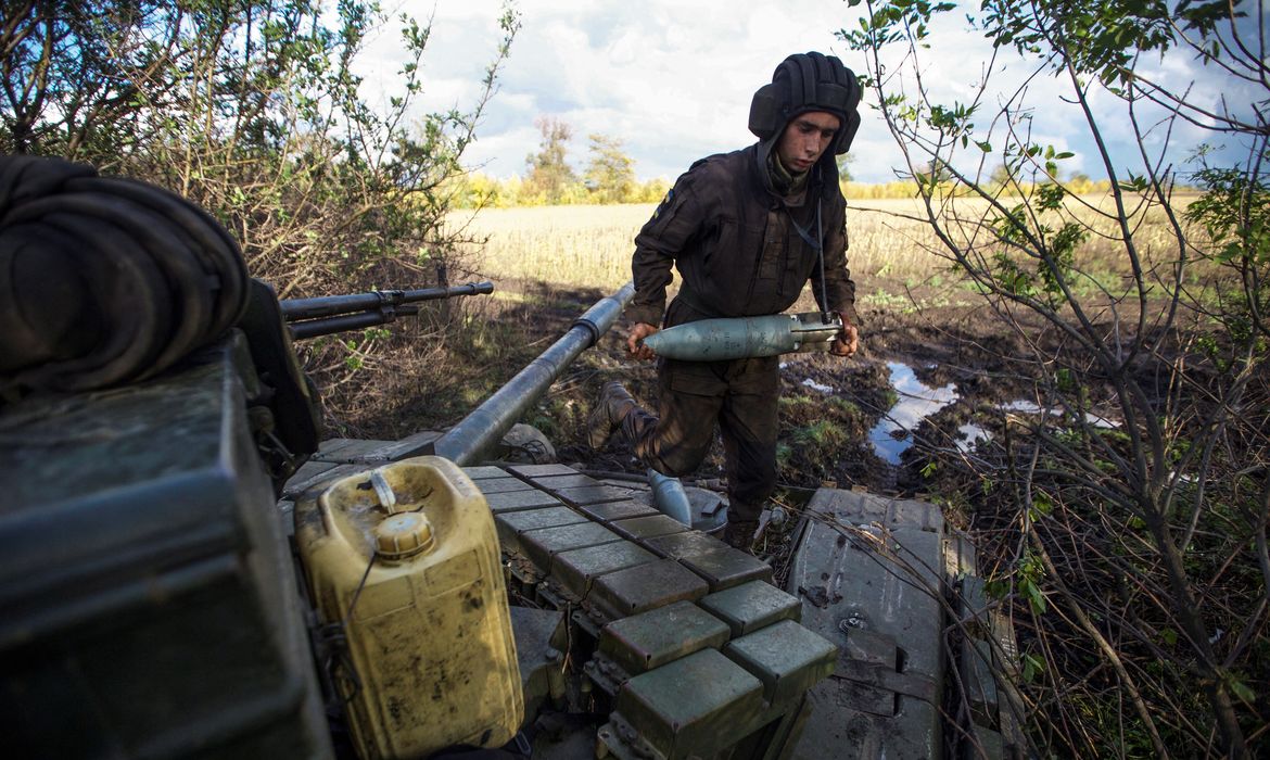 Integrante das forças ucranianas carrega munição de tanque próximo à linha de frente na região de Bakhmut, em Donetsk. REUTERS/Anna Kudriavtseva