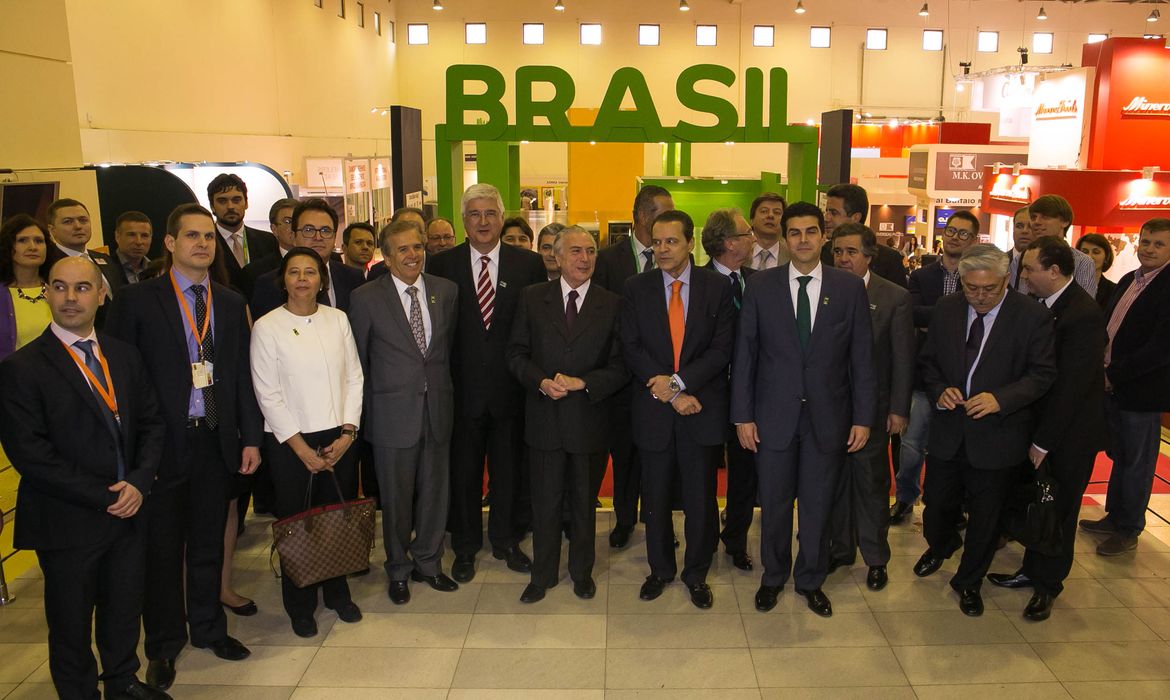 Vice-presidente Michel Temer visita estandes do Brasil na Feira 