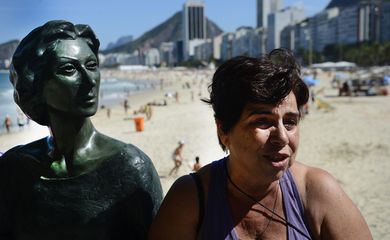 Rio de Janeiro - A educadora ambiental Elisabeth Carvalho emociona-se ao lado da estátua da escritora Clarice Lispector, no Leme (Fernando Frazão/Agência Brasil) 