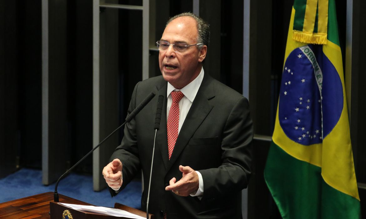 O líder do governo no Senado, Fernando Bezerra, durante sessão que aprovou MP que autoriza a participação de até 100% de capital estrangeiro em companhias aéreas brasileiras.