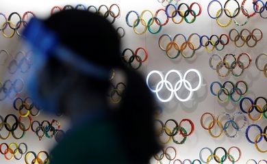 Mulher com máscara de proteção em visita ao Museu Olímpico de Tóquio