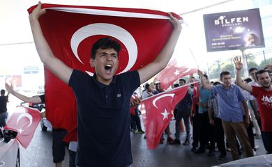 Apoiadores do presidente turco Recep Erdogan vão às ruas de Istambul com bandeiras do país, para comemorar a derrota de uma tentativa de golpe militar no país