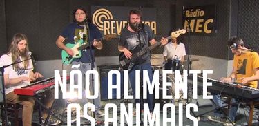 Banda "Não alimente os animais" no estúdio da Rádio MEC