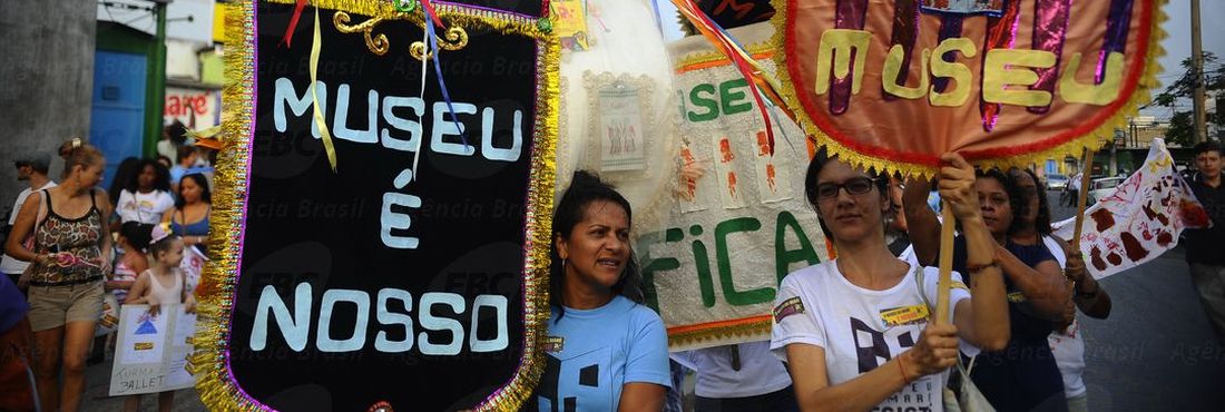 Moradores do complexo de favelas e artistas plásticos protestam contra o fechamento do Museu da Maré