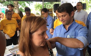 Rio de Janeiro - O secretário de estado de Saúde, Luiz Antônio Teixeira Jr, abre o  Dia D de vacinação contra a febre amarela em um posto móvel no Parque dos Patins, na Lagoa, zona sul da capital (Cristina Indio do Brasil/Agência Brasil)