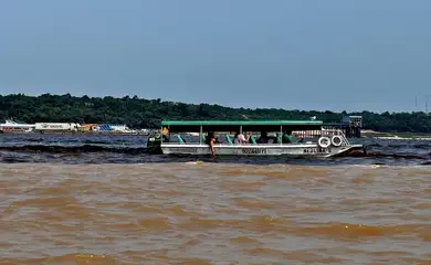 Manaus (AM), 29/11/2024 - Encontro das Águas. Confluência entre o rio Negro, de água preta, e o rio Solimões, de água barrenta, onde as águas dos dois rios correm lado a lado sem se misturar por uma extensão de mais de 6 km. Foto: Tânia Rêgo/Agência Brasil