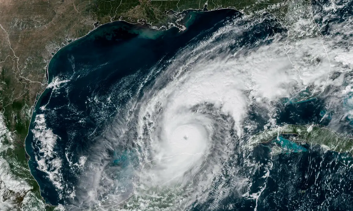 A satellite image shows Hurricane Milton progressing before its expected landfall in Florida, in the Gulf of Mexico October 8, 2024.    CIRA/NOAA/Handout via REUTERS    THIS IMAGE HAS BEEN SUPPLIED BY A THIRD PARTY.