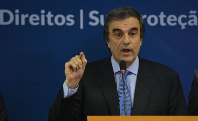 O ministros da Justiça, José Eduardo Cardozo, durante coletiva com o advogado-geral da União, Luís Inácio Adams, no Ministério da Justiça (Fabio Rodrigues Pozzebom/Agência Brasil)