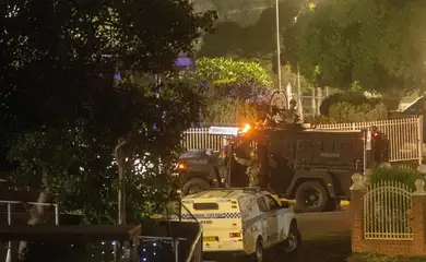 Police search the home of a suspect in Bonnyrigg, following a deadly shooting at Bondi Beach, in Sydney, Australia, December 14, 2025. AAP/Jeremy Piper/via REUTERS    ATTENTION EDITORS - THIS IMAGE WAS PROVIDED BY A THIRD PARTY. NO RESALES. NO ARCHIVE. AUSTRALIA OUT. NEW ZEALAND OUT. NO COMMERCIAL OR EDITORIAL SALES IN NEW ZEALAND. NO COMMERCIAL OR EDITORIAL SALES IN AUSTRALIA.