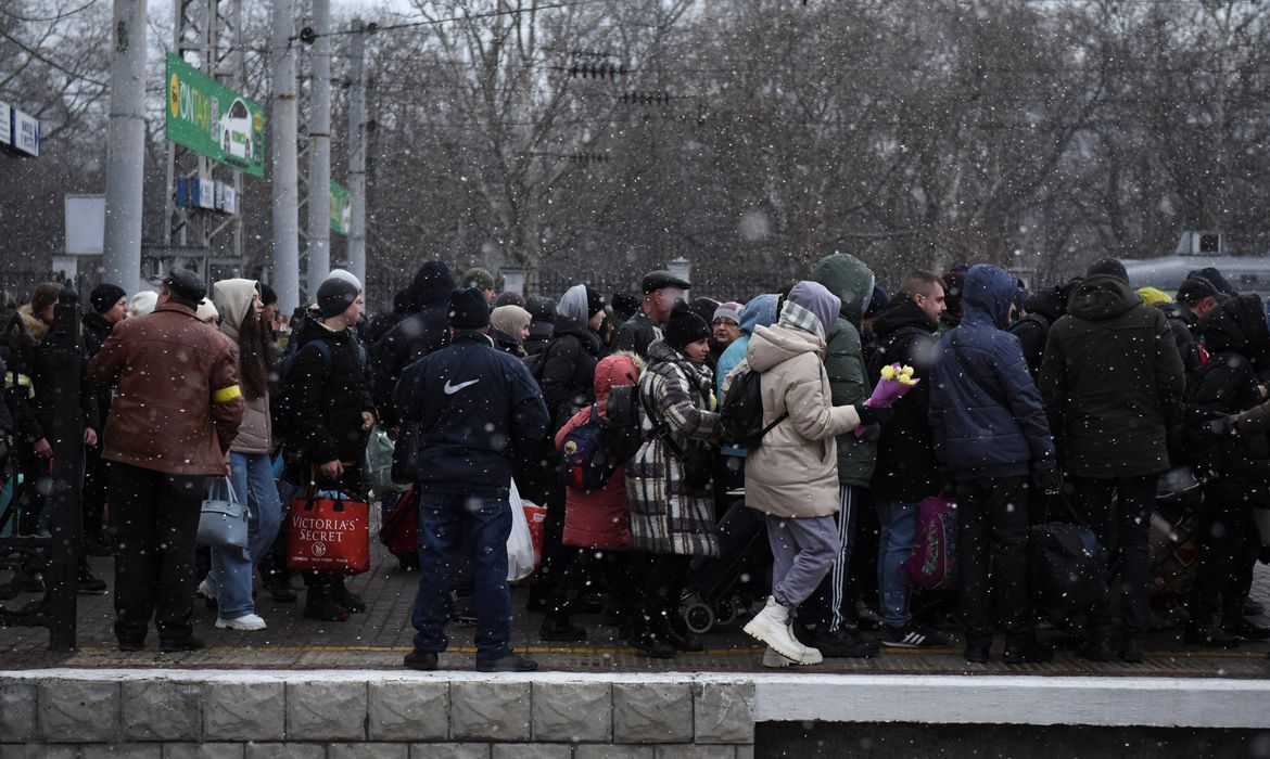 Civis fazem fila em estação ferroviária em Odessa para fugir de invasão russa da Ucrânia