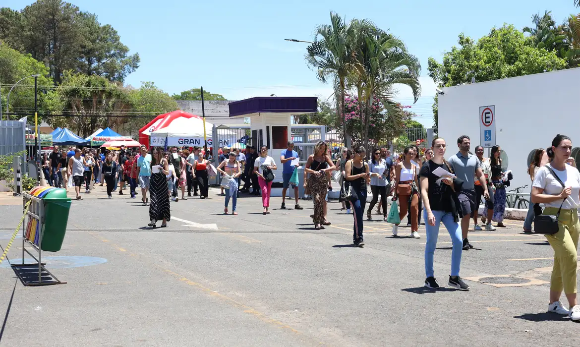 Brasília - 05/10/2025 -A ministra da Gestão e da Inovação em Serviços Públicos, Esther Dweck, durante visita ao campus da Asa Norte do Centro Universitário de Brasília (CEUB), onde 7.068 pessoas estão inscritas para realizar a prova do Concurso Público Nacional Unificado (CPNU).
Foto: Valter Campanato/Agência Brasil