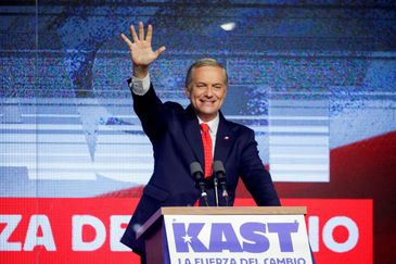 José Antonio Kast, após o resultado das eleições presidenciais, acena para seus apoiadores em Santiago, Chile