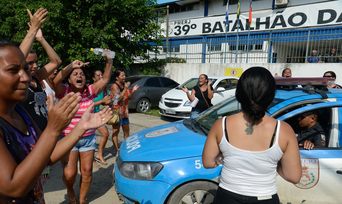 Rio de Janeiro - Familiares de policiais militares fazem protestos para impedir saída de viaturas no 39° batalhão em Belford Roxo  (Fernando Frazão/Agência Brasil)
