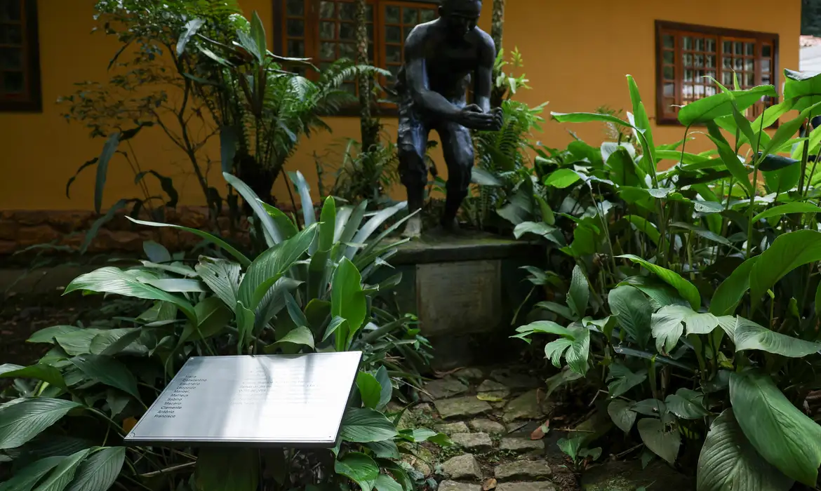 Rio de Janeiro (RJ), 31/05/2025 – Placa de sinalização com nomes de escravizados que participaram do reflorestamento da floresta da Tijuca no século XIX é colocada na entrada do Centro de Visitantes do Parque Nacional da Tijuca como parte das celebrações do Dia Mundial do Meio Ambiente. Foto: Tomaz Silva/Agência Brasil