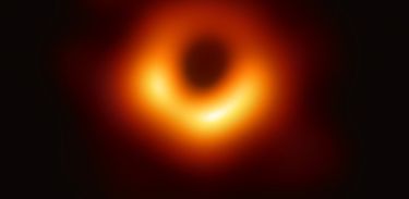Primeira imagem de um buraco negro