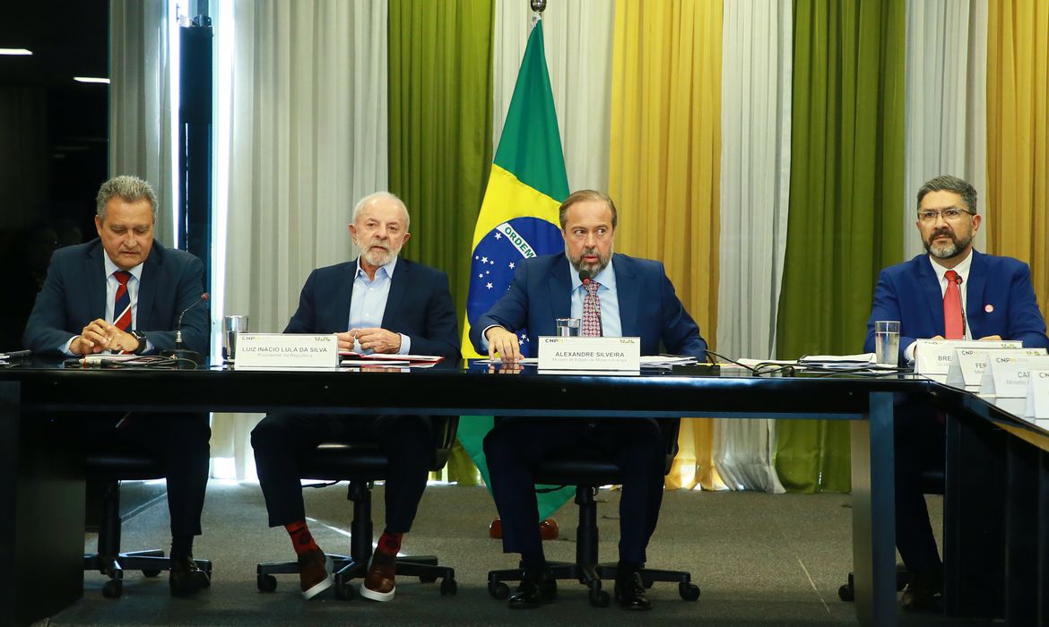 Brasília (DF), 16/10/2025 - Presidente Luiz Inácio Lula da Silva durante reunião com ministro de Minas e Energia, Alexandre Silveira, e o ministro da Casa Civil, Rui Costa. Foto: Tauan Alencar/MME