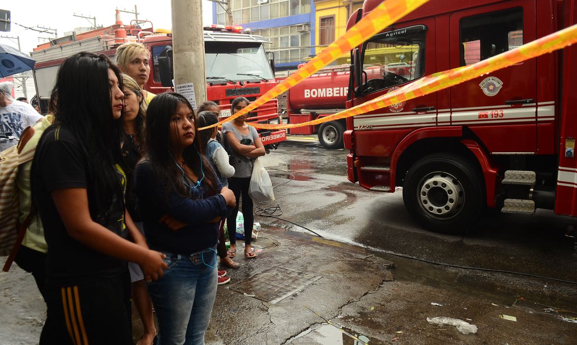 São Paulo - Bombeiros trabalham para conter incêndio em casa que abrigava imigrantes bolivianos no Brás, região central.