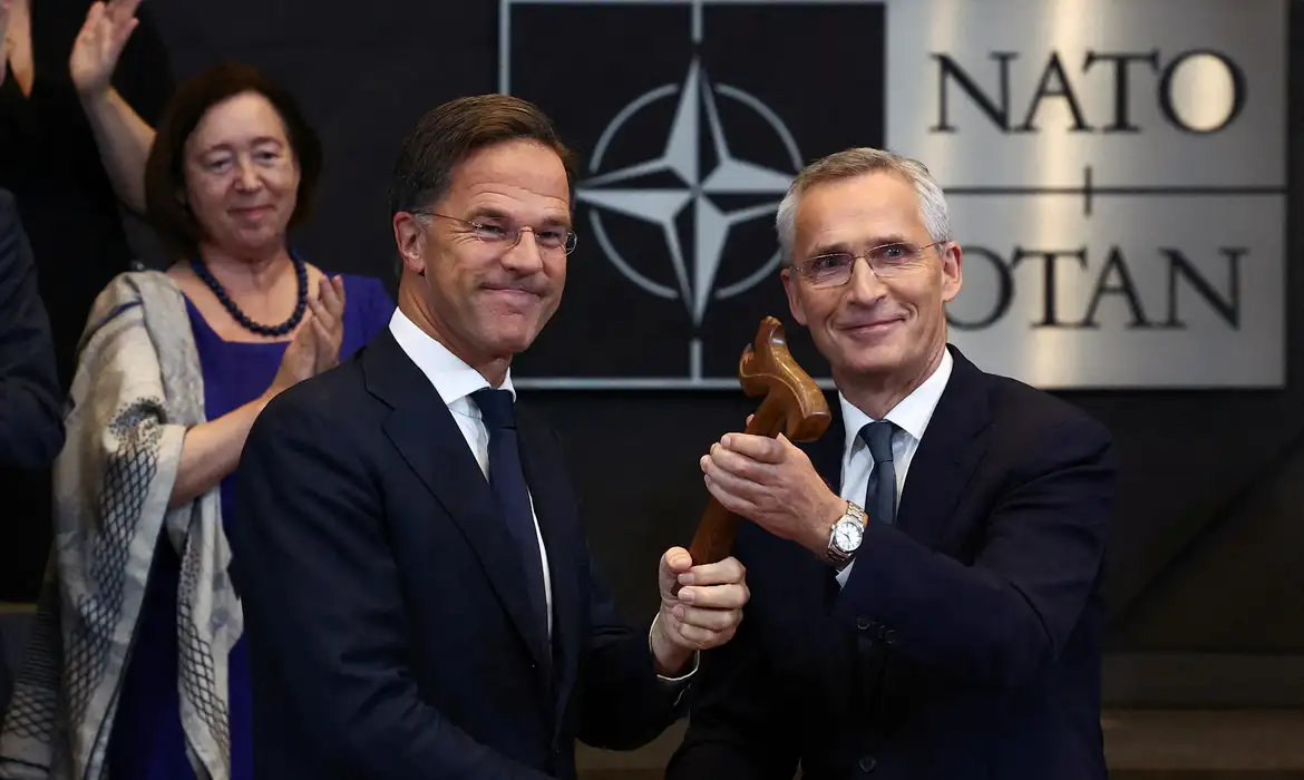 Novo secretário-geral da Otan, Mark Rutte, cumprimenta antecessor no cargo Jens Stoltenberg na sede da aliança em Bruxelas
01/10/2024 REUTERS/Yves Herman