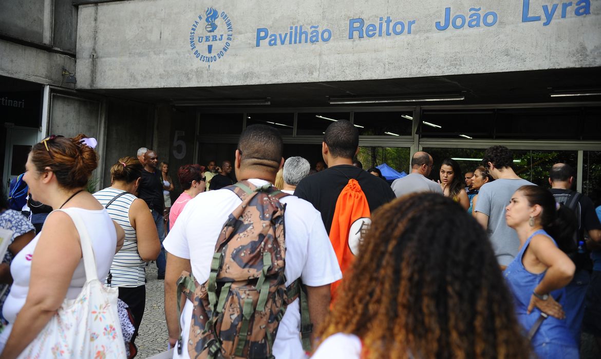 Estudantes chegam à UERJ para realização do primeiro dia de provas do Enem 2014 (Tomaz Silva/Agência Brasil)