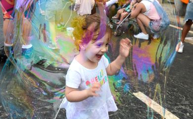 Rio de Janeiro - Reunidos em Ipanema, na zona sul do Rio, crianças e adultos participaram do evento Bolhas de Sabão pela Paz, versão brasileira do Global Bubble Parade, movimento mundial que tem o objetivo de promover resiliência,