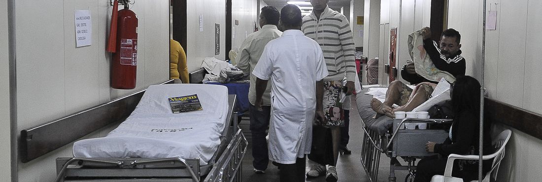 Pacientes em macas no corredor do Hospital de Base de Brasília.
