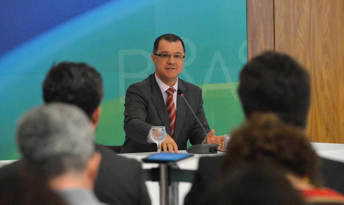 O ministro da Previdência Social, Carlos Eduardo Gabas, em coletiva após reunião sobre alternativas ao fator previdenciário, no Palácio do Planalto (Valter Campanato/Agência Brasil)