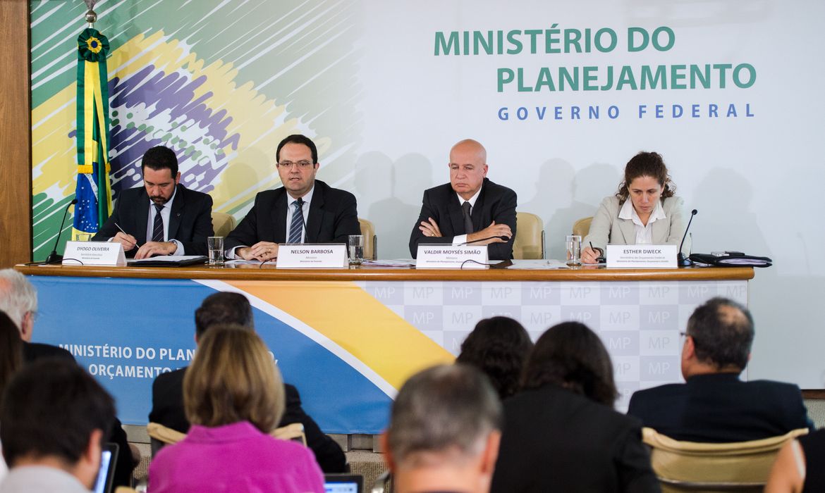 Brasília - Os ministros da Fazenda, Nelson Barbosa (E), e  do Planejamento, Valdir Simão, anunciam cortes no Orçamento e mudanças fiscais para 2016 (Marcelo Camargo/Agência Brasil)