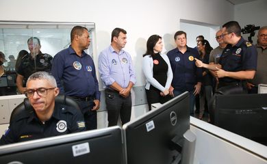 Simone Tebet ao lado de Baleia Rossi, presidente do MDB, Nilson Gaspar, prefeito de Indaiatuba e Pepo Lepinsk, vereador e presidente da câmara de Indaiatuba, em visita ao COI - Centro de Operações e Inteligência. 