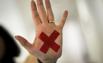O sinal “X” feito com batom vermelho (ou qualquer outro material) na palma da mão ou em um pedaço de papel, o que for mais fácil, permite que a pessoa treinada reconheça que aquela mulher foi vítima de violência doméstica e, assim, acione a Pol