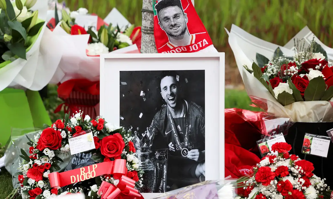 Flores em homenagem ao jogador Diogo Jota, morto em um acidente de carro na Espanha, em Liverpool
04/07/2025 REUTERS/Temilade Adelaja