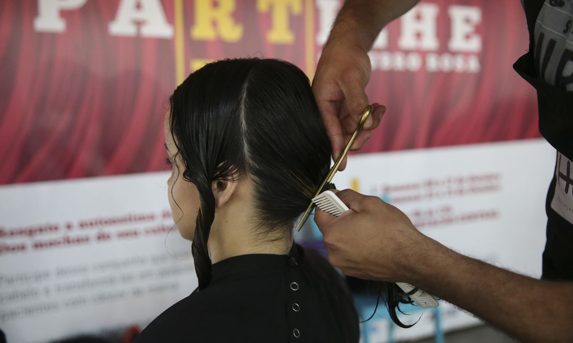 Brasília - Começou nesta segunda-feira (9), na Estação Central (Rodoviária do Plano Piloto), campanha solidária Corte e Compartilhe, que incentiva a doação de cabelo para confecção de perucas para pacientes com câncer de mama  (José Cruz