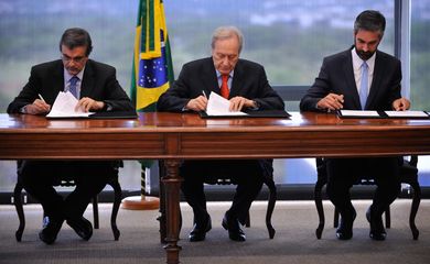 O ministros, José Eduardo Cardozo, Ricardo Lewandowski e o presidente do IDDD, Aruda Botelho Neto durante assinatura de acordos para a implantação do projeto “Audiência de Custódia” 