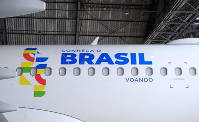 19/02/2024 - SãoPaulo/SP - Programa Conheça o Brasil voando - Plotagem avião da Latam. Fotos: Roberto Castro/ Mtur