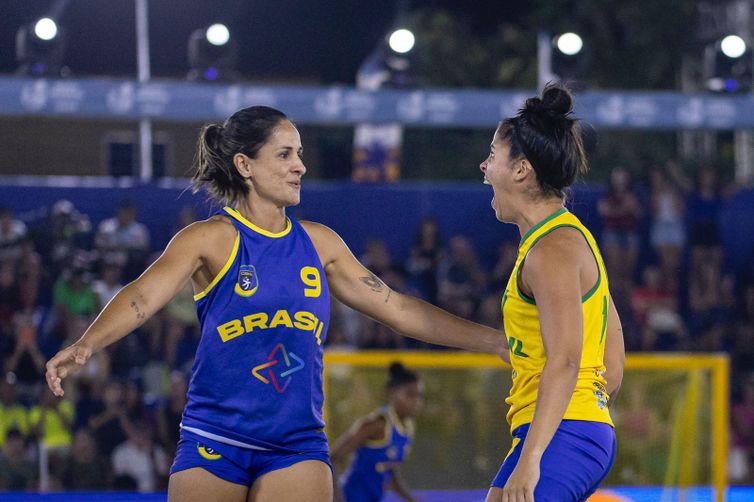 Cinthya Piquet e Carolina Pires (mãe e filha) - demonstração do handebol de praia em Paris 2024