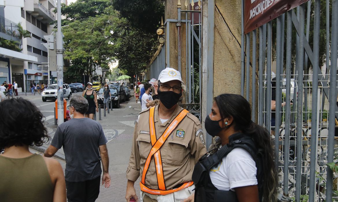 Segurança no Colégio Bennett, bairro do Flamengo, durante eleições municipais de 2020 na 4ª zona eleitoral no Rio de Janeiro