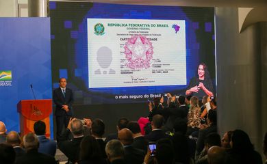 O presidente Jair Bolsonaro participa de cerimônia de emissão das novas carteiras de identidade nacional nos estados e do lançamento do novo passaporte do Brasil.