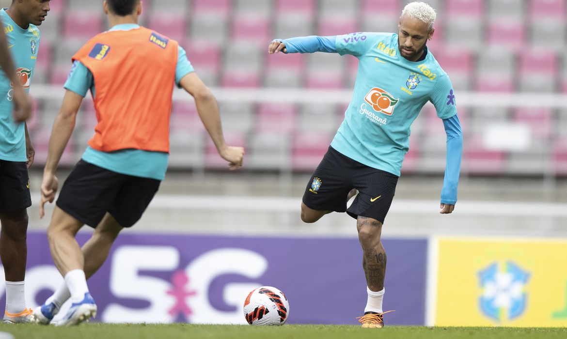 Neymar lesiona pé direito - metatarso - em 01/06/2022