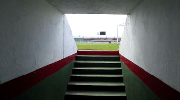 Escada de acesso ao gramado do estádio de futebol