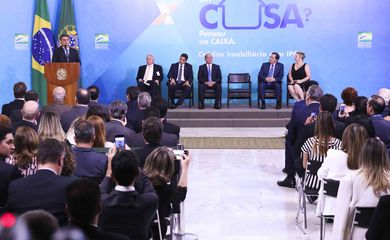 O presidente Jair Bolsonaro e o presidente da Caixa Econômica Federal, Pedro Guimarães, durante a cerimônia de lançamento do IPCA para Credito Imobiliário.