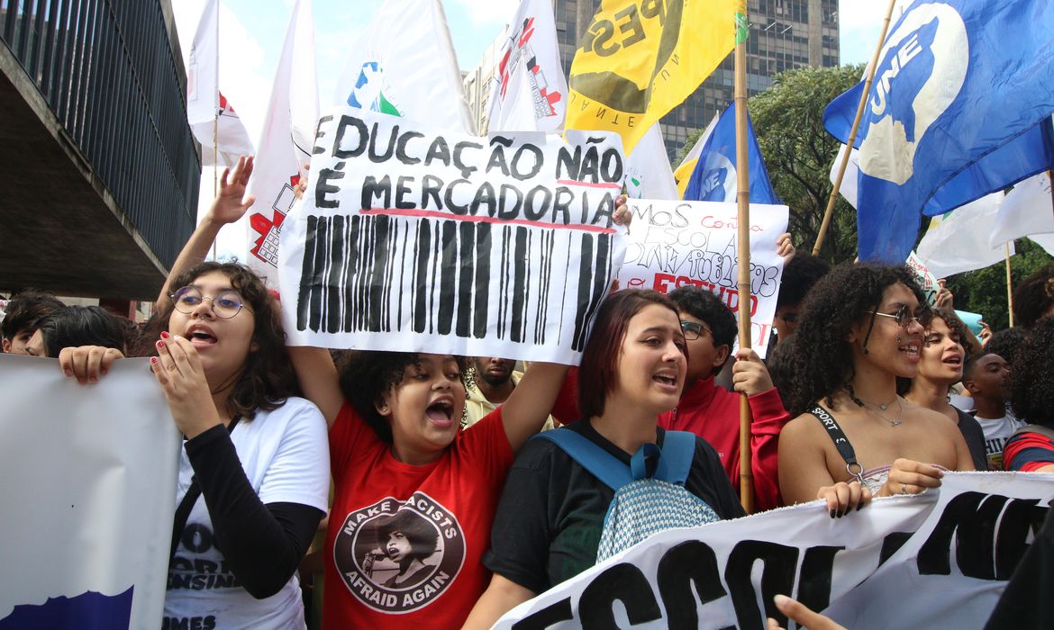 São Paulo(SP), 19/04/2023 - Estudantes participam do 2º Ato pela Revogação do Novo Ensino Médio na Avenida Paulista.